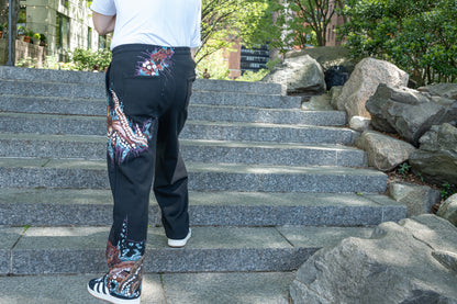 Bruine rouge, craquelée et verte sur fond noir