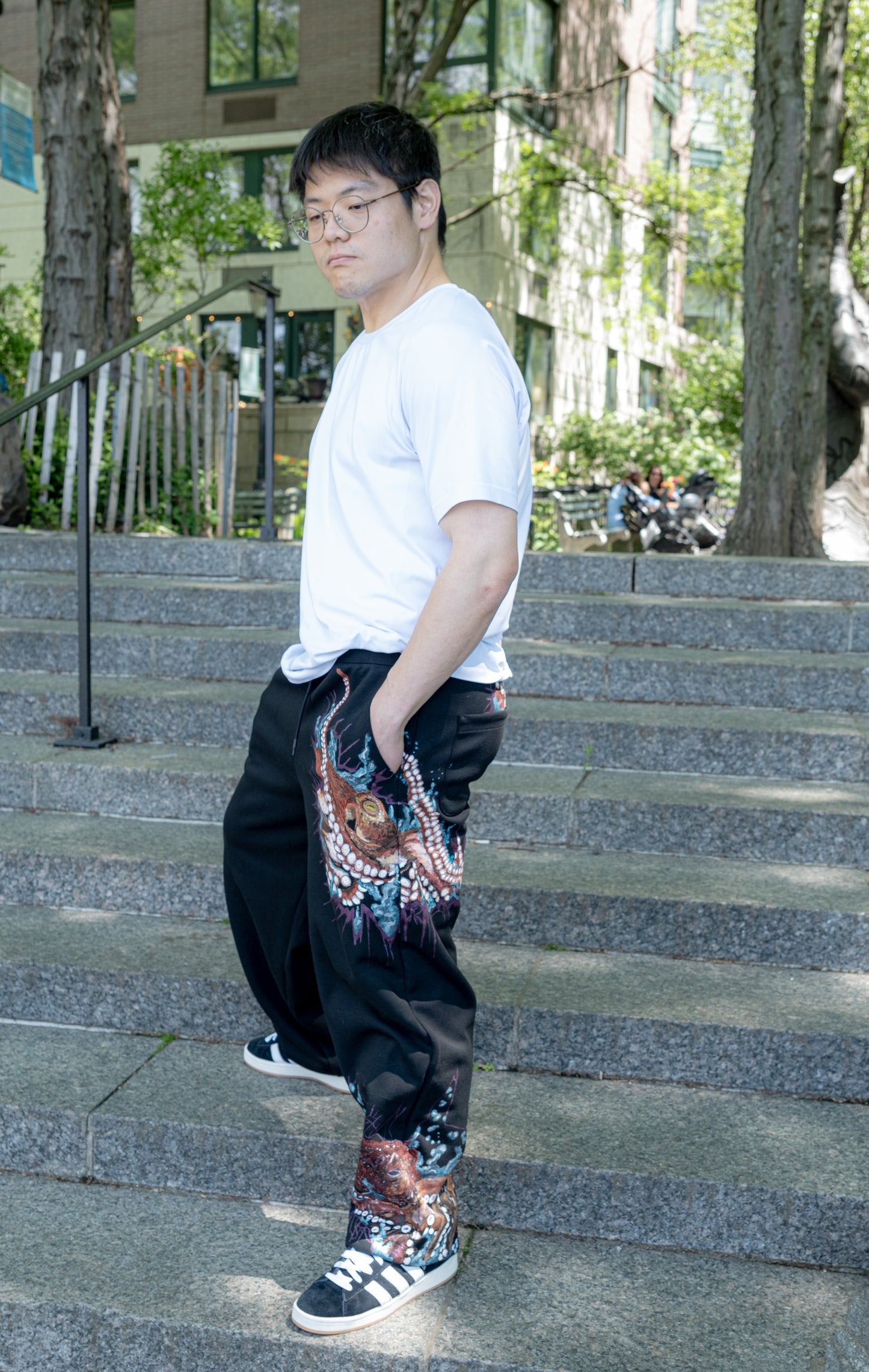 Bruine rouge, craquelée et verte sur fond noir