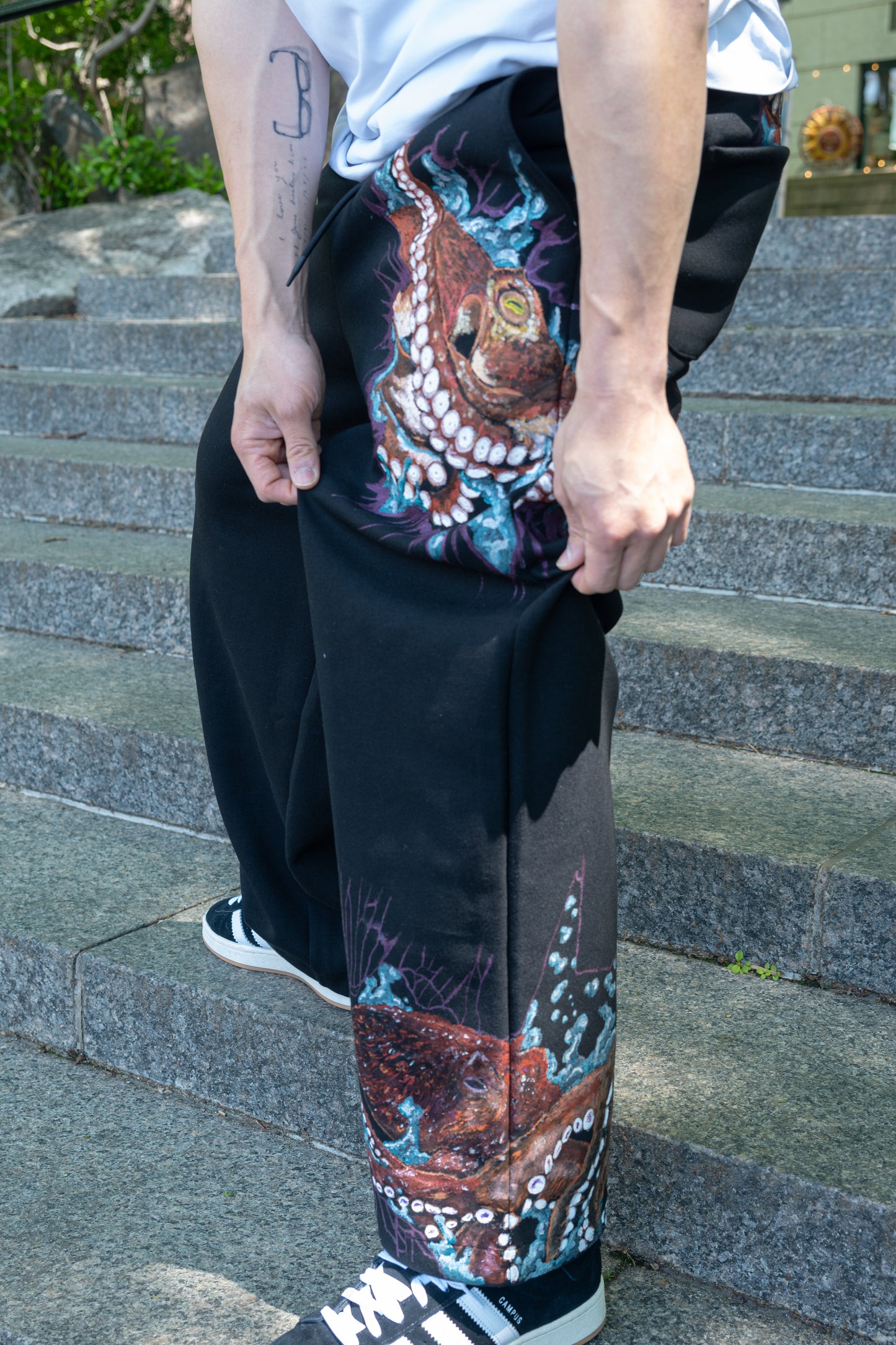 Bruine rouge, craquelée et verte sur fond noir