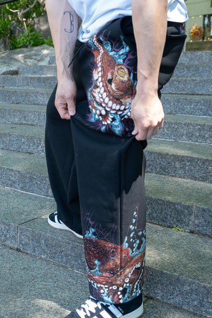 Bruine rouge, craquelée et verte sur fond noir