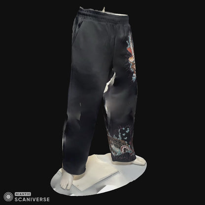 Bruine rouge, craquelée et verte sur fond noir